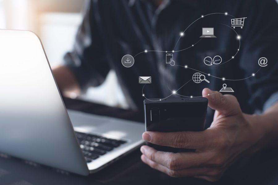 laptop, mobiltelefon, Facebook hirdetés,