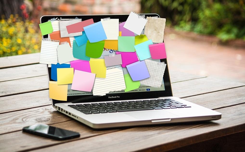 laptop, postit, nkfi alap programstratégia