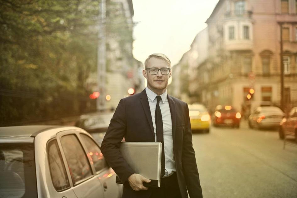 üzletember, KKV technológia plusz hitelprogram, utca, közlekedés