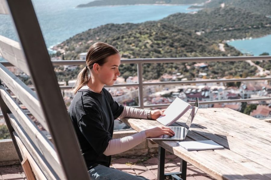 workation, home office, távoli munkavégzés